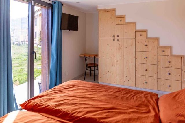 Chambre rez-de-chaussée avec un lit 180×190.
