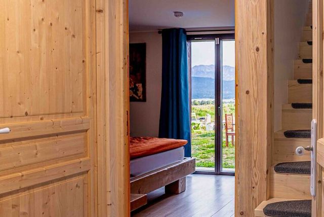 Chambre rez-de-chaussée avec un lit 180×190, fenêtre.