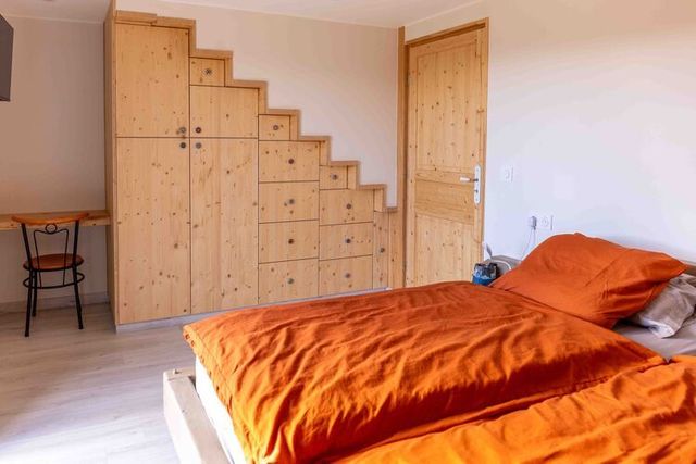 Chambre rez-de-chaussée avec un lit 180×190, lumineuse.