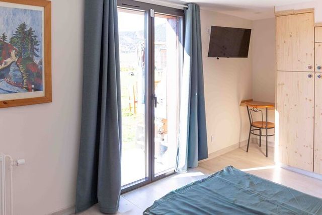 Chambre rez-de-chaussée avec un lit 180×190, rangements.