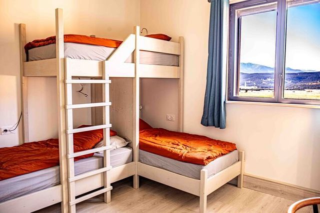 Chambre à l'étage, lit double, fenêtre côté montagne.