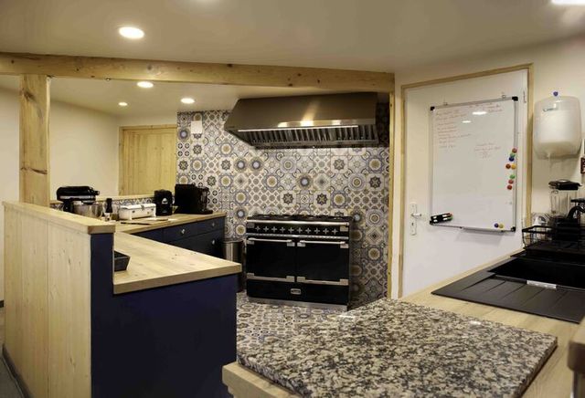 Cuisine ouverte, piano gaz et plan de travail.