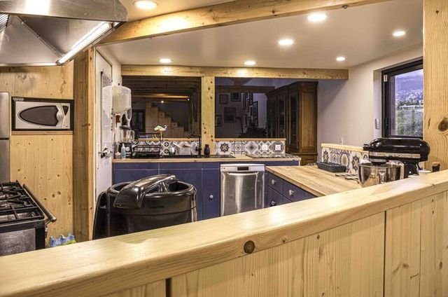 Cuisine équipée, électroménager et rangements.