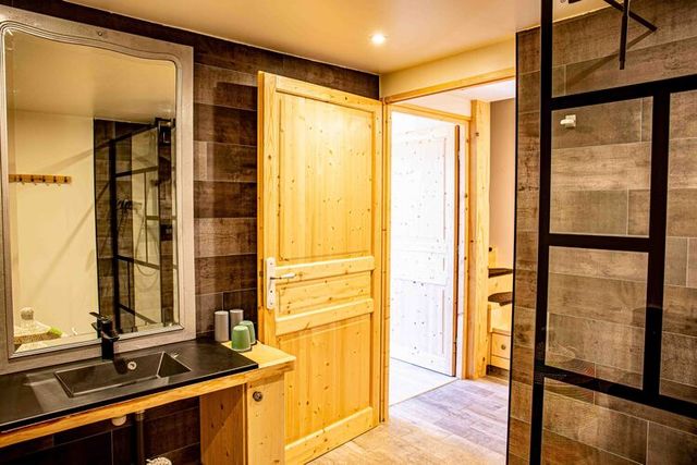 Salle de bain, douche à l'italienne et sanitaires.